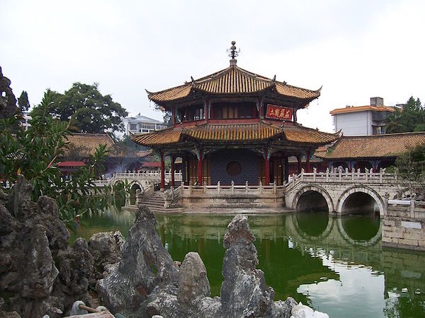 Yuantong Temple, Kunming, China (Woudloper, Wikimedia Commons)
