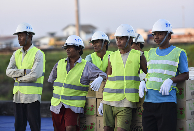 Yangon port workers. (Hafiz Johari, Shutterstock)